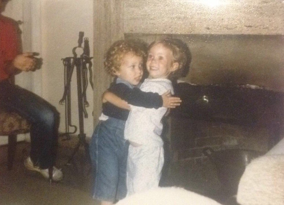 AnaInsFurey's tweet photo. Ana&amp;Ana #MartesRetro Gentileza de @SofiaFurey https://t.co/L6zc9BVeft
