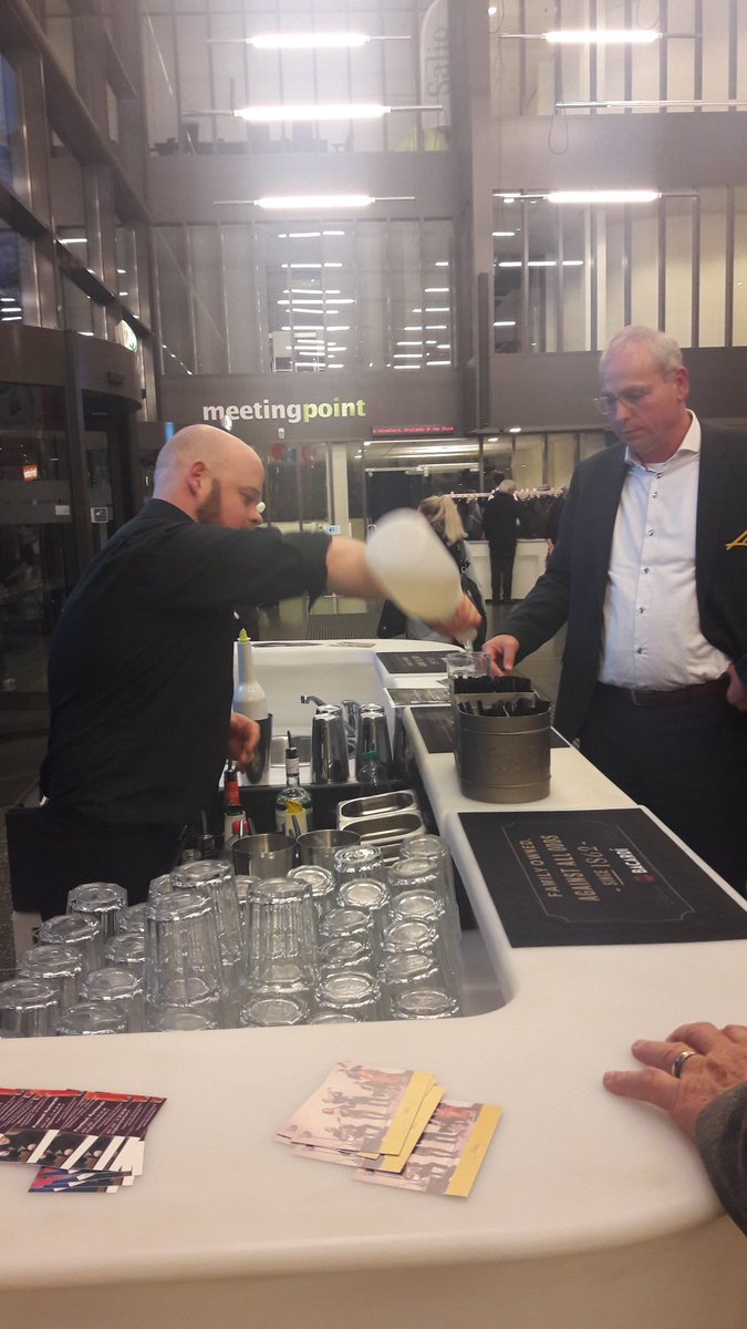 saxioncvo's tweet photo. Onze nieuwe directeur André Roos bestelt een cocktail bij @BarEntertainmnt , Saxion spin-off die onze drankjes verzorgt! #bonsax https://t.co/WpSJhJdXU8