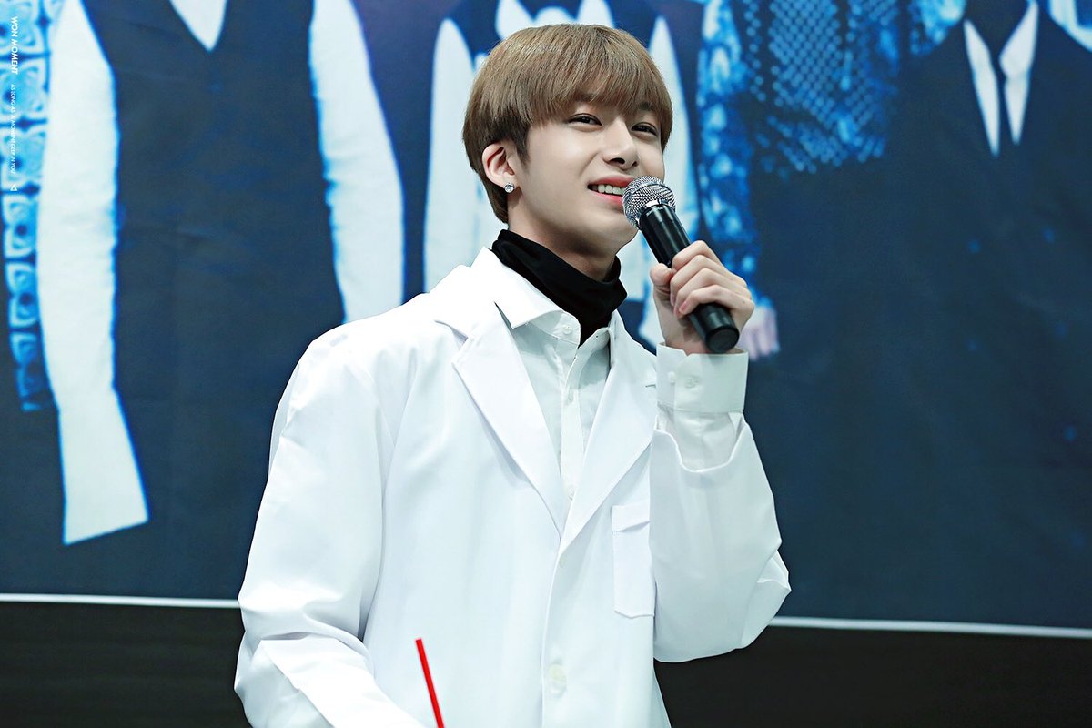 WONMOMENT_0115's tweet photo. 161021 명동 팬사인회 
#몬스타엑스 #HYUNGWON #형원 
#GUILTY #더클랜 #길티 
@OfficialMonstaX https://t.co/0hvFUjeXOW