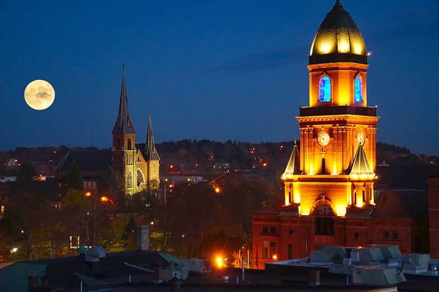 sunjournal's tweet photo. #Supermoon overlooks Lewiston https://t.co/xAS4ta5t1H #mewx https://t.co/71nXcaene4