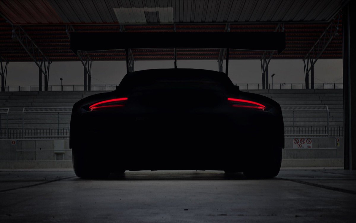I am the new 911 RSR. The most extreme of all 911s. Meet me tomorrow,
November 16th on: porsche.com/spearhead