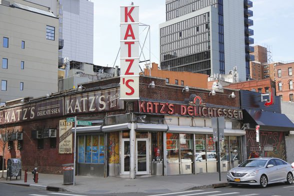 WhereFirstCoast's tweet image. Fans of “When Harry Met Sally” should visit @KatzsDeli when in #NYC. Find more movie-famous spots: ow.ly/UEbu305kOGm #TravelTuesday