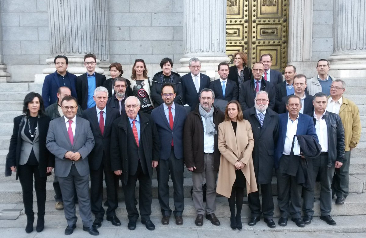 maherediadiaz's tweet photo. @gpscongreso con responsables socialistas de #educación de los gobiernos autonómicos. Paralizaremos la #LOMCE con nuestra iniciativa https://t.co/eQzsqD7DzV
