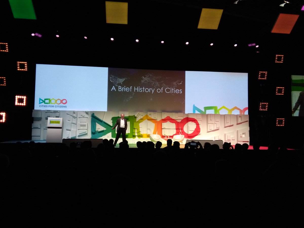 LuisGarciaLara's tweet photo. #CEES16 #eurochile #acciocat Kent Larson from MIT, urban simulation &amp; big data are just sexy #ccpsmartgroup #cityScope https://t.co/hizfNeCU0u