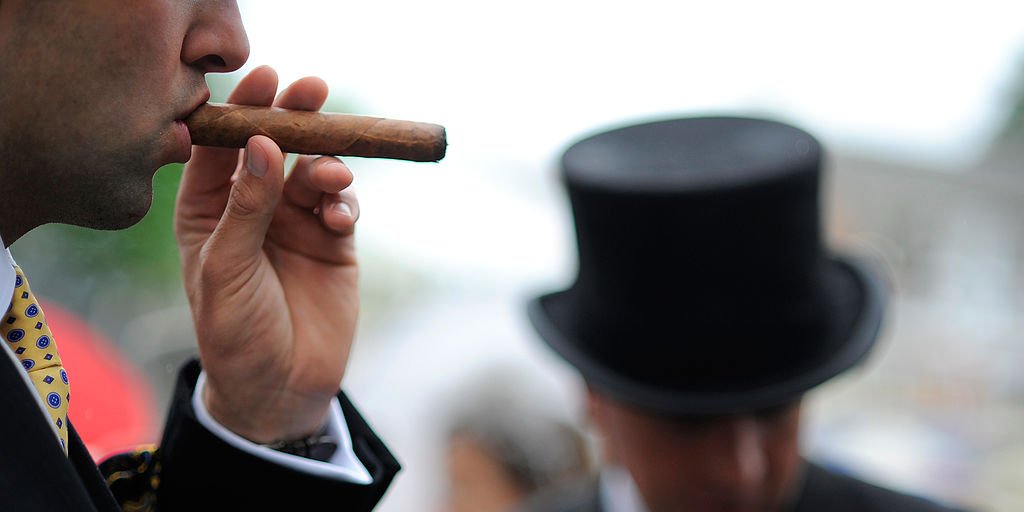 BusinessInsider's tweet image. If your friends don't talk about money, you need new friends — via @GrantCardone read.bi/2fagFgK