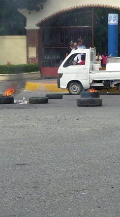 ojoSconESO's tweet photo. La UASD ya no es casa de estudios, mas bien es una Zona de Guerra. @Antena7oficial @SIN24Horas @rcavada Pedro Brand @DaniloMedina https://t.co/xyAIbN22i5