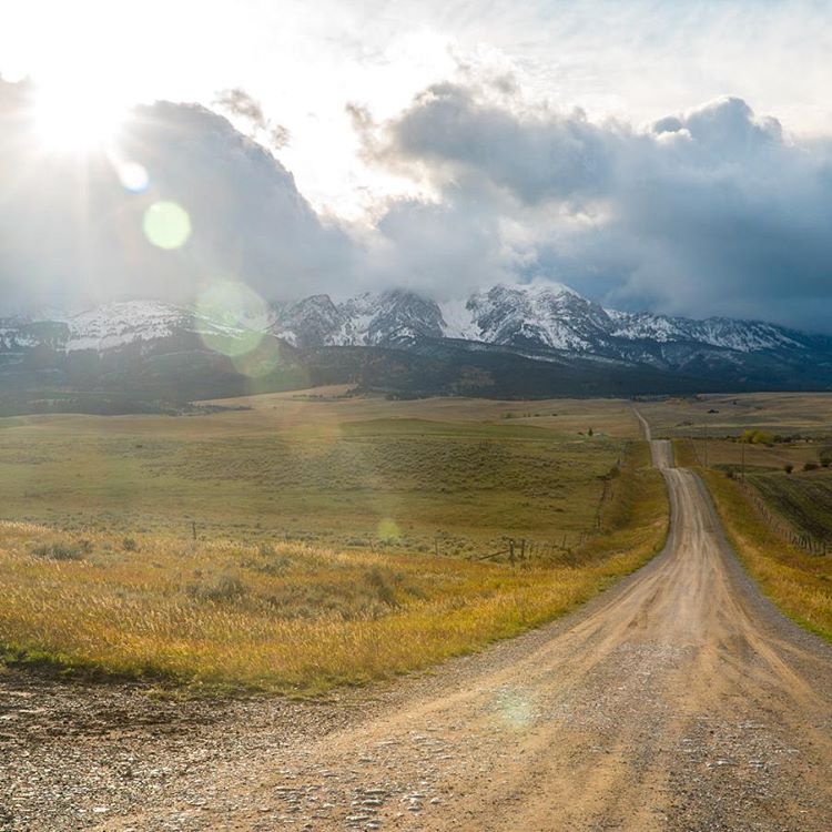visitmontana's tweet photo. Nothing beats a late afternoon drive. 📷: IG user andyaustinphoto #MontanaMoment https://t.co/3p7nQEY7cv