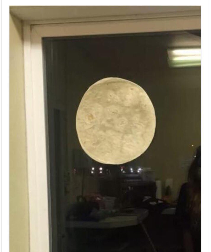 Fick ett superbra tips för alla oss som missade superduper-fullmånen. Fukta en tortilla och släng upp på fönstret