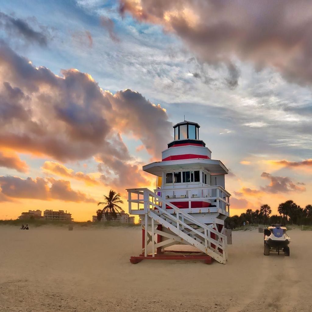 TheMiamiGuide's tweet photo. Beautiful Miami Beach at sunset 🌴📸 by @treyratcliff #TuesdayMotivation https://t.co/a21rC38QmY https://t.co/k2yKiIloVA