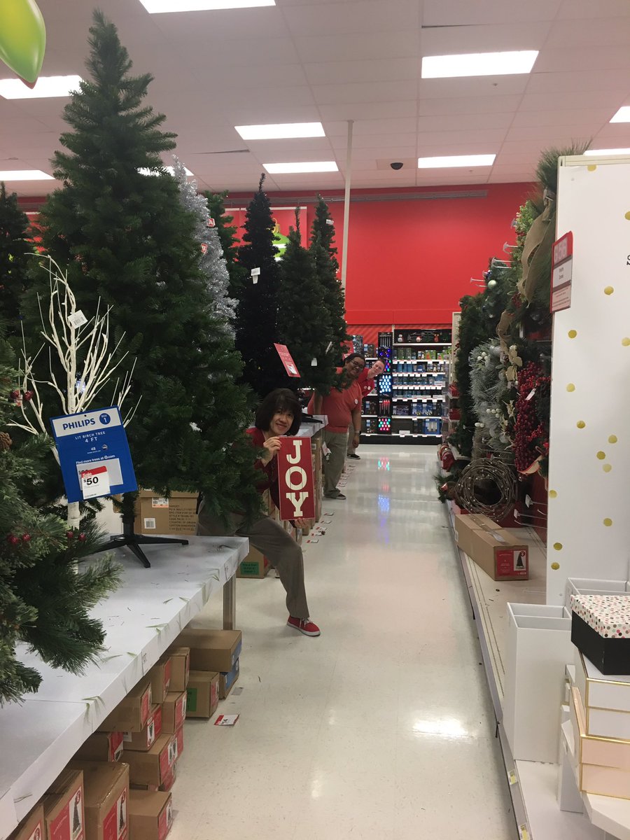 jessmcf_'s tweet photo. Santas elves hard at work for morning huddle! #TreesInTheFEE @tdavies13 @krystal_osorio @SBustos18 @rebeckyabreo https://t.co/gCa7P16FDR