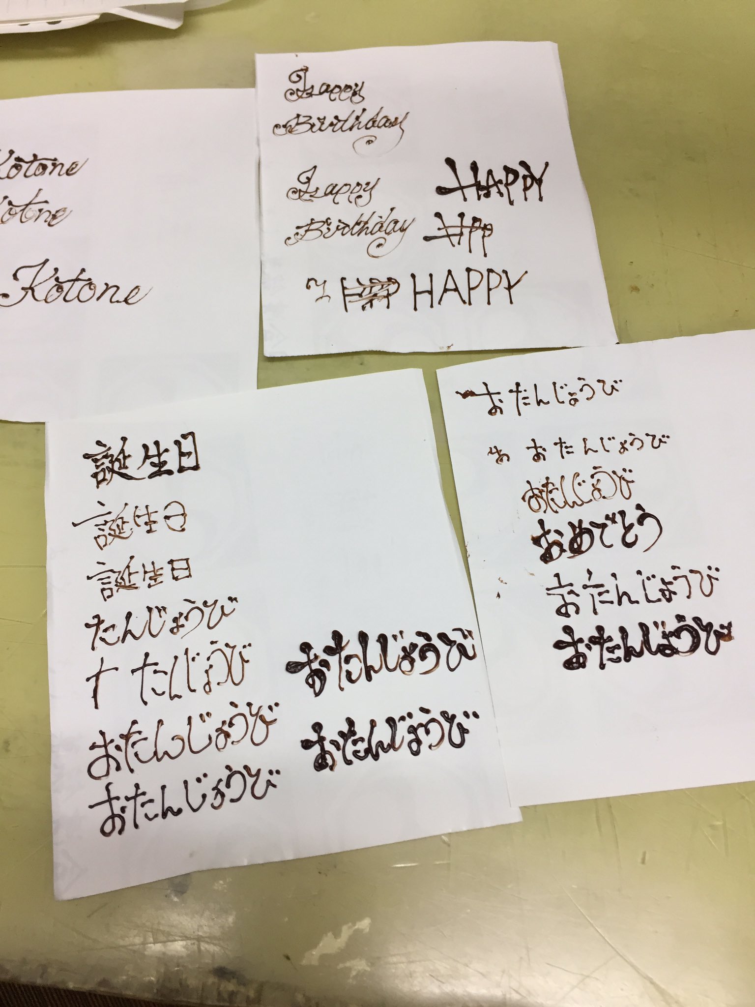 せーやパティシエ 久しぶりのチョコペン枠 W 時間が出来た時しか出来ないから結構レア配信なんだよね 笑 2枚のプレートと色んなチョコペンの字体 あとはちょっとたスペースに書く時に使える模様ね Ch