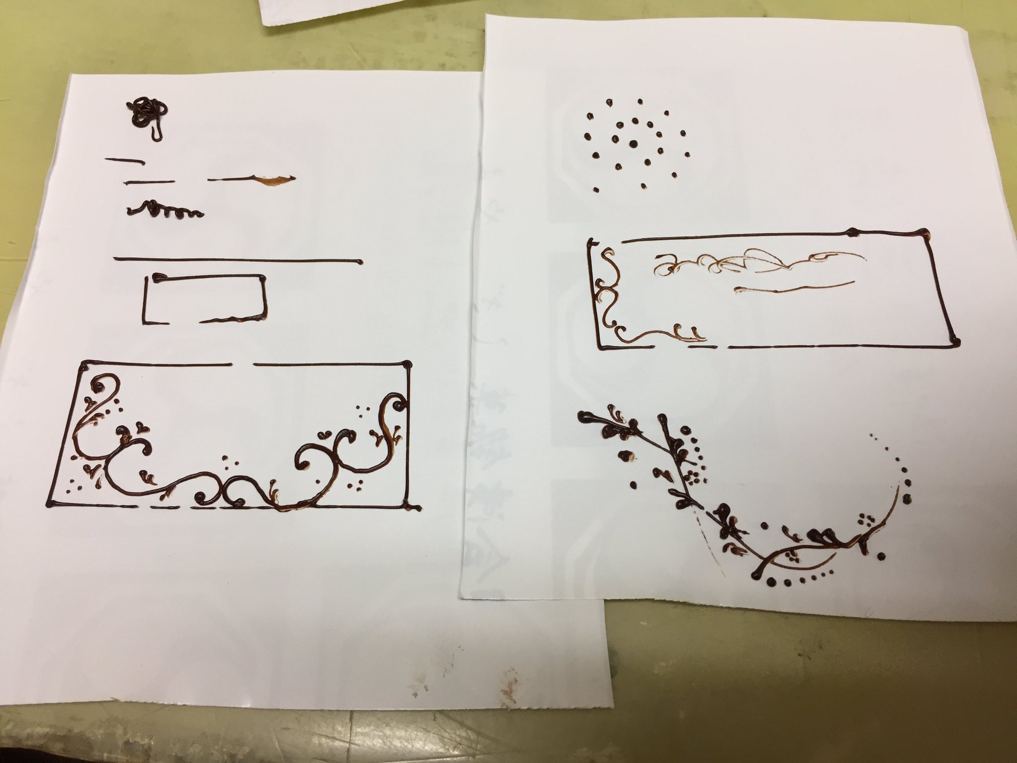 せーやパティシエ 久しぶりのチョコペン枠 W 時間が出来た時しか出来ないから結構レア配信なんだよね 笑 2枚のプレートと色んなチョコペンの字体 あとはちょっとたスペースに書く時に使える模様ね Ch