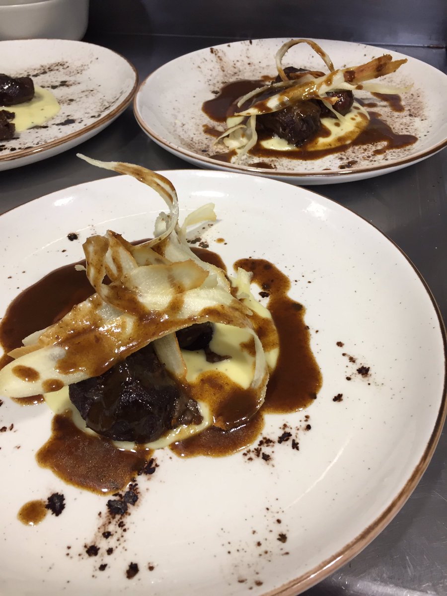 CuriosVLC's tweet image. Carrilleras sobre parmentier cítrica #curios #ñamñam hoy en nuestro menú