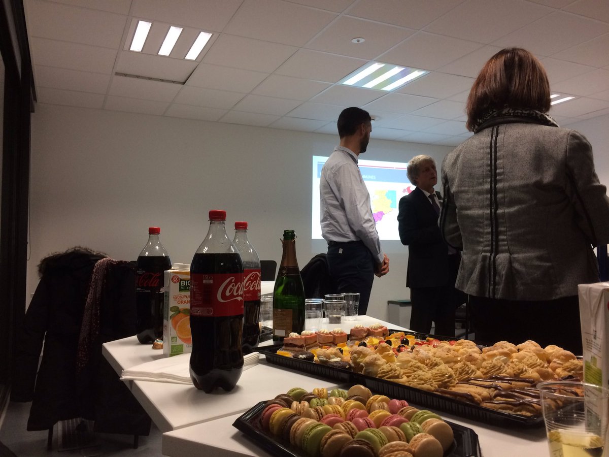 AgenceDeclic's tweet photo. Dans nos ateliers, c'est d'abord le temps convivial et après le mot du président ! #CCMVS #pepinieres #coworking avec @AurelienOllivry https://t.co/RZbkGDMF8F