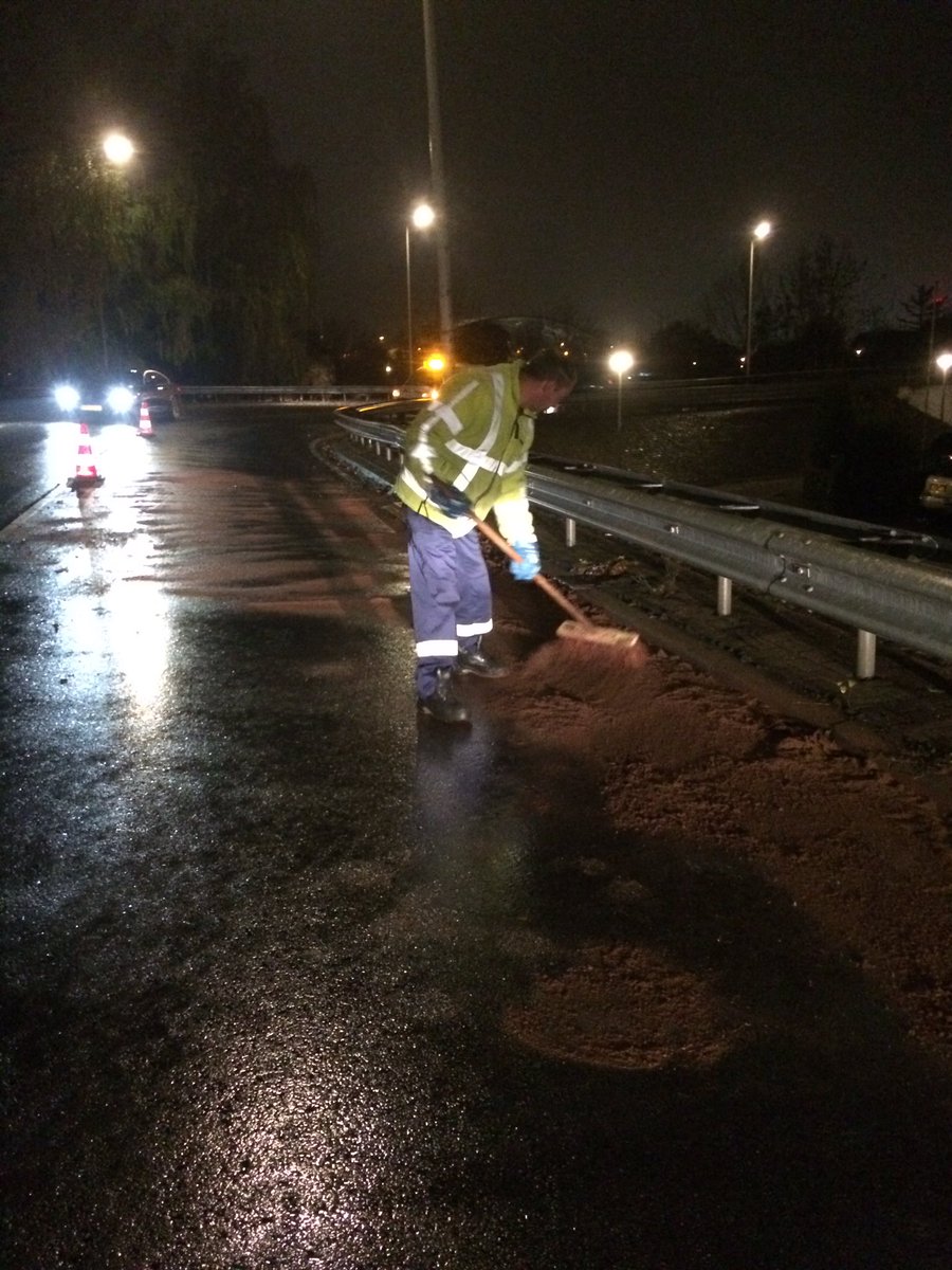 Handhaving_010's tweet photo. #beverwaardseweg, #beverwaardigheden, #ijsselmondsenieuws, #stadsbeheer010, #ecoloss tp, kan nog een 1 u duren, dan is het wegdek olievrij. https://t.co/AEmcDwxpdr
