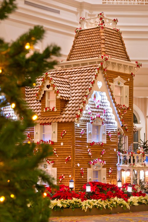 DisneyParks's tweet photo. Take a look at some of the spectacular holiday gingerbread creations at Walt Disney World Resort: https://t.co/wzkillYOrw https://t.co/yk4WcfBsw6