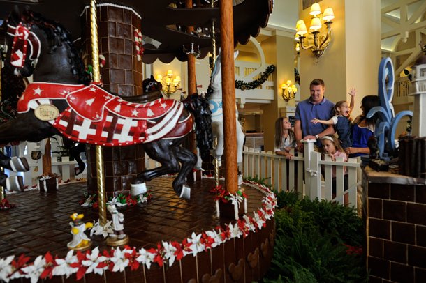 DisneyParks's tweet photo. Take a look at some of the spectacular holiday gingerbread creations at Walt Disney World Resort: https://t.co/wzkillYOrw https://t.co/yk4WcfBsw6