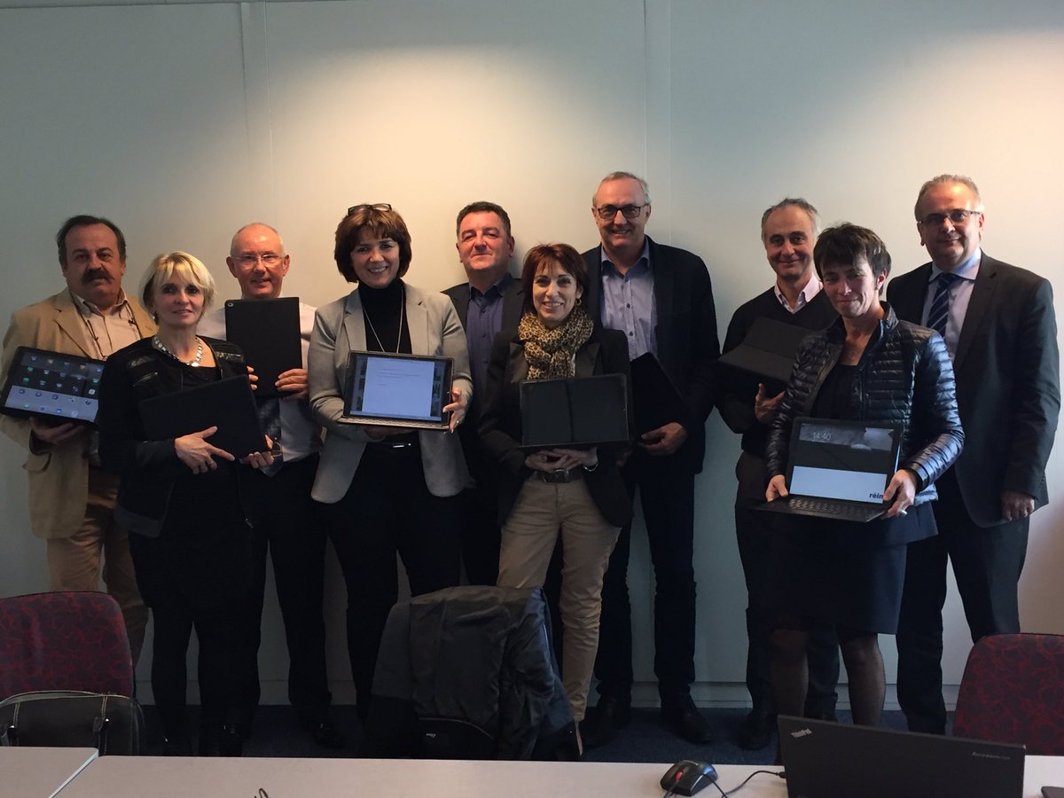 PRodriguez63's tweet photo. Au tour des collaborateurs producteurs IARD de prendre possession de leurs iPads Pro dans la DV de F.Fiegel 👏👏#AxaFrance #Digital #iNov2 https://t.co/3kmVrjZP2f