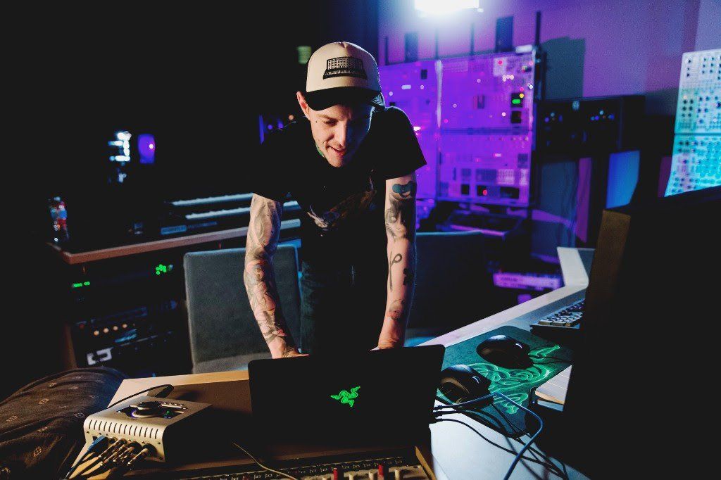 dancingastro's tweet photo. .@deadmau5 is teaching a ‘no-bullshit’ electronic music masterclass
https://t.co/D6unNyXzLZ https://t.co/d9TsBawEce
