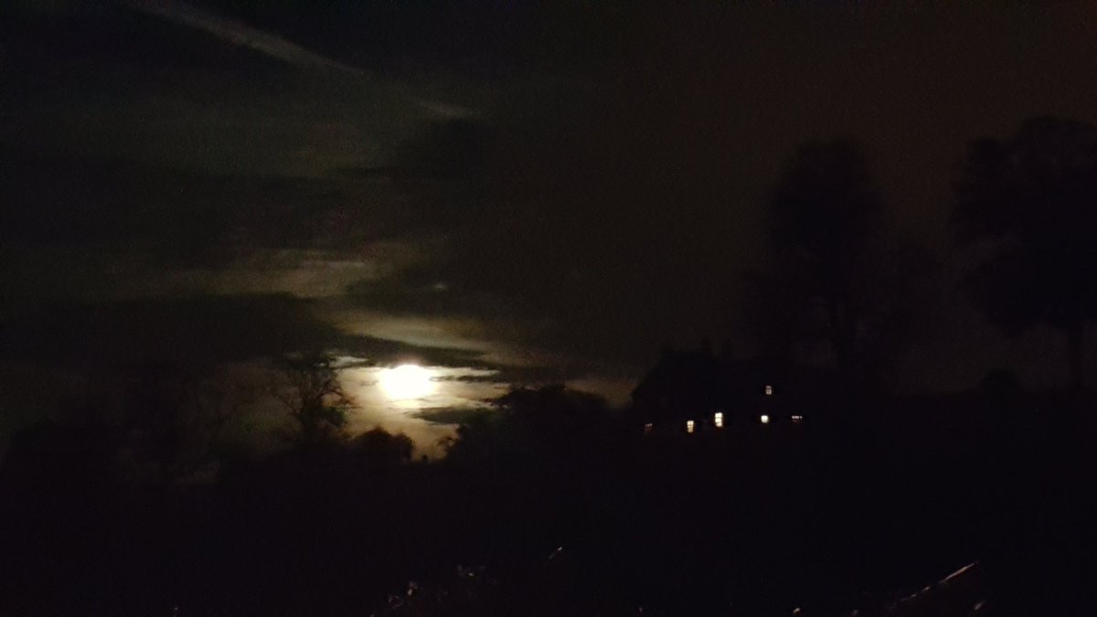 TreeHugga's tweet photo. Stunning #supermoon tonight in between the clouds
#moon #clouds #sky #skyporn #night #mobile #amateurphotography  #mindful #britpack #kprs https://t.co/09UjoPjqqJ