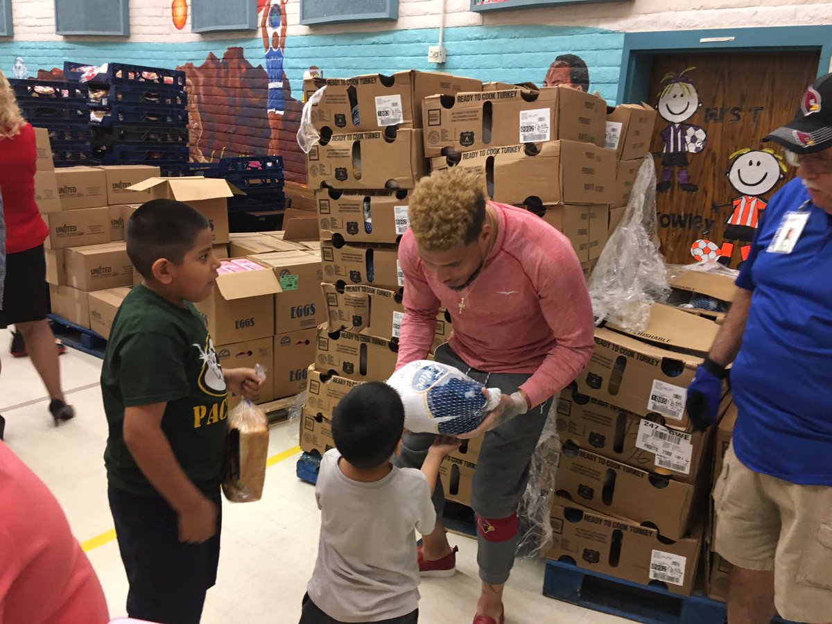 Kyle_Odegard's tweet image. S @Mathieu_Era handing out thanksgiving dinners in Mesa today. He's donating $20,000 to feed families in need this holiday season.
