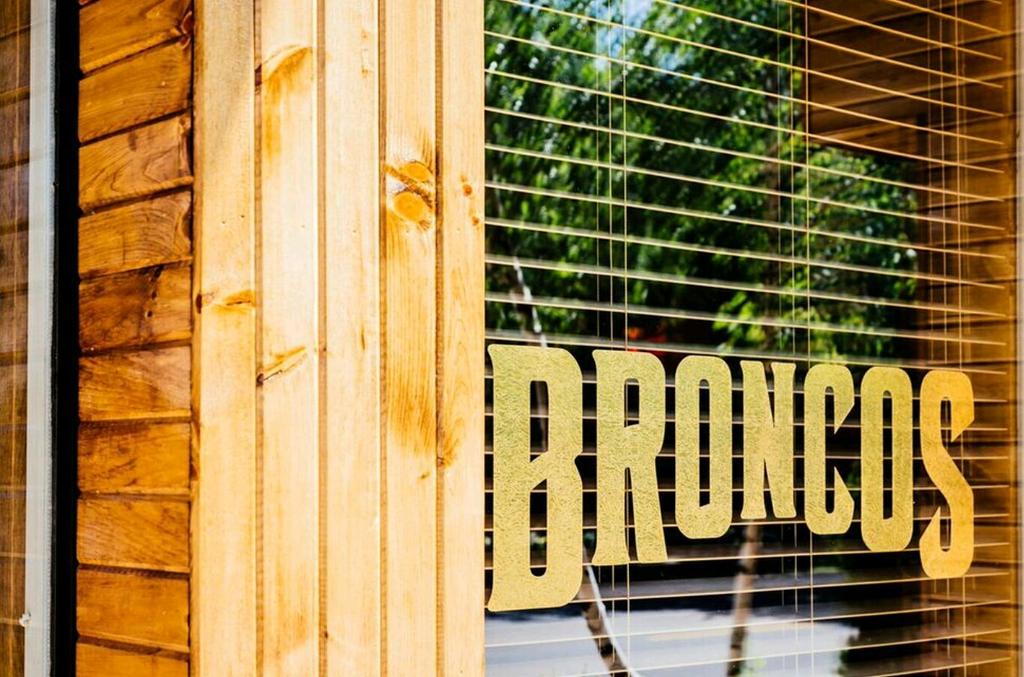 broncos_TO's tweet photo. All day, everyday 🍔🍺 👀

#toronto #torontolife #yyz #food #torontobar https://t.co/ocm2l1akJZ