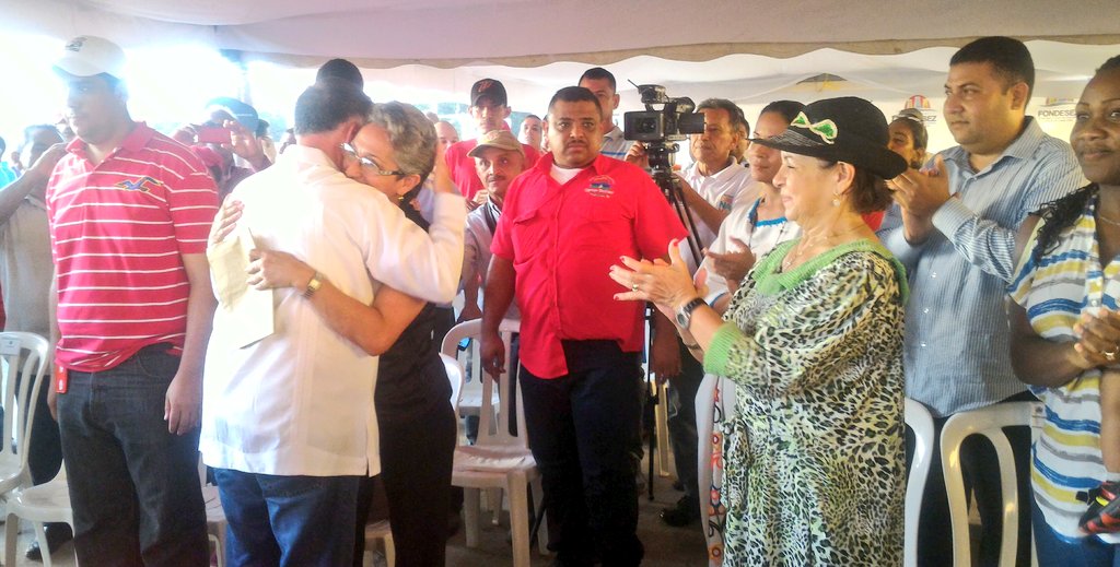 PanchoArias2012's tweet photo. Desde la sede de Agro Zulia en el Municipio Santa Rita, entregamos créditos a productores del Zulia junto al @FondesezGBZ. https://t.co/2De4zui64N