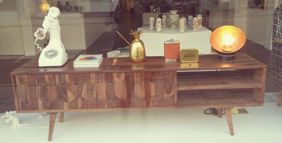 cukoon's tweet photo. Walk pass this beautiful piece everday and had to take a snap! #retro #design #quirky #pineapple #hexagon @OinkGallery https://t.co/Ca83GHEP5f