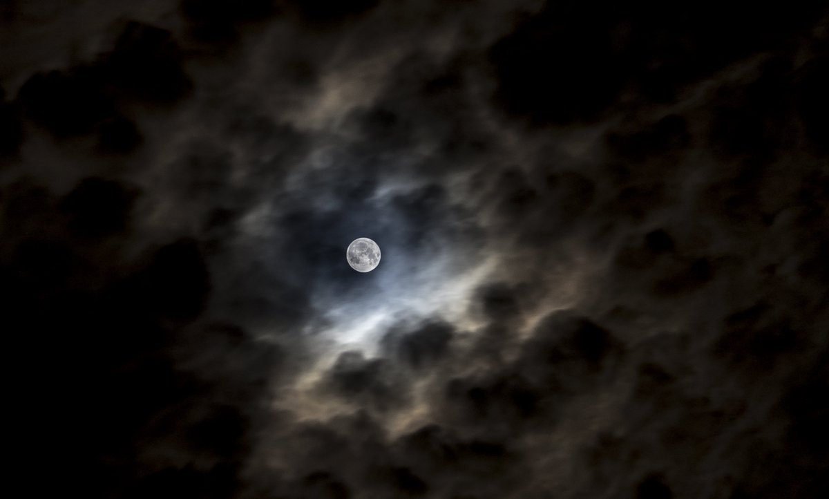 JakeTaylorRX's tweet photo. Impressed with Dad's photos of the #supermoon especially as it was cloudy! ☁☁🌛☁☁
#supermoon2016 #cloudography #thefutureisRX https://t.co/o5XPG1E7g3