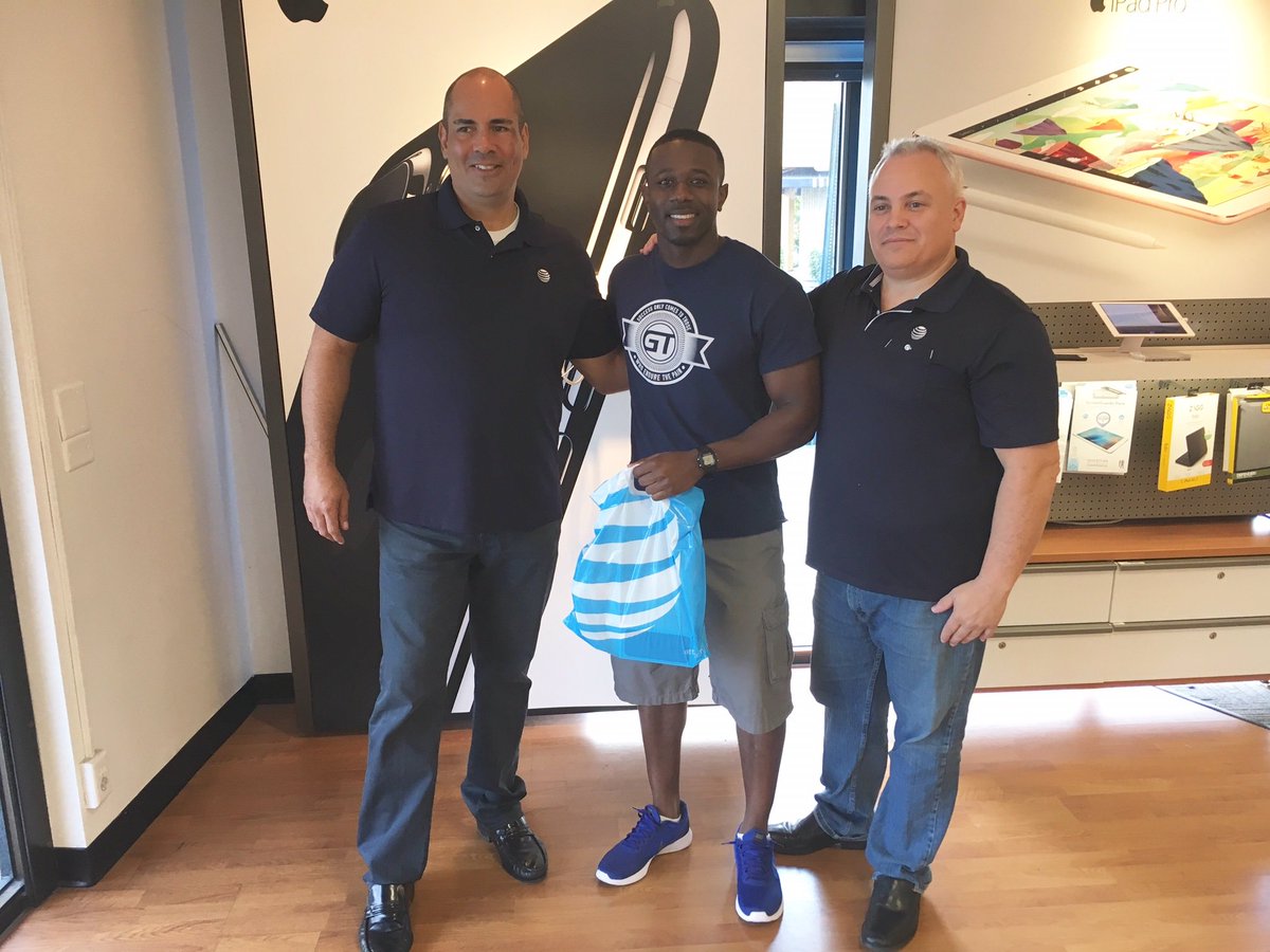 KellyStarling's tweet photo. What an honor to meet this man. He saved the life of a 2-year-old but lost his smartphone in the process. Happy we could help! #LifeAtATT https://t.co/dR6uJsGkvL