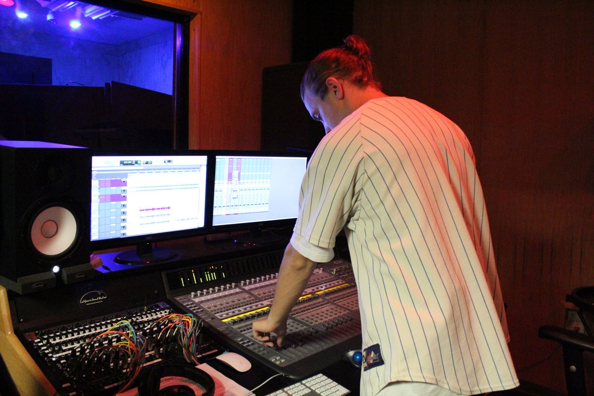 ESnBProductions's tweet image. Excited to hear we got a singer with a #powerfulvoice  to sing our next @ESnBProductions tune. #musicproducer #audioengineer #songwriter