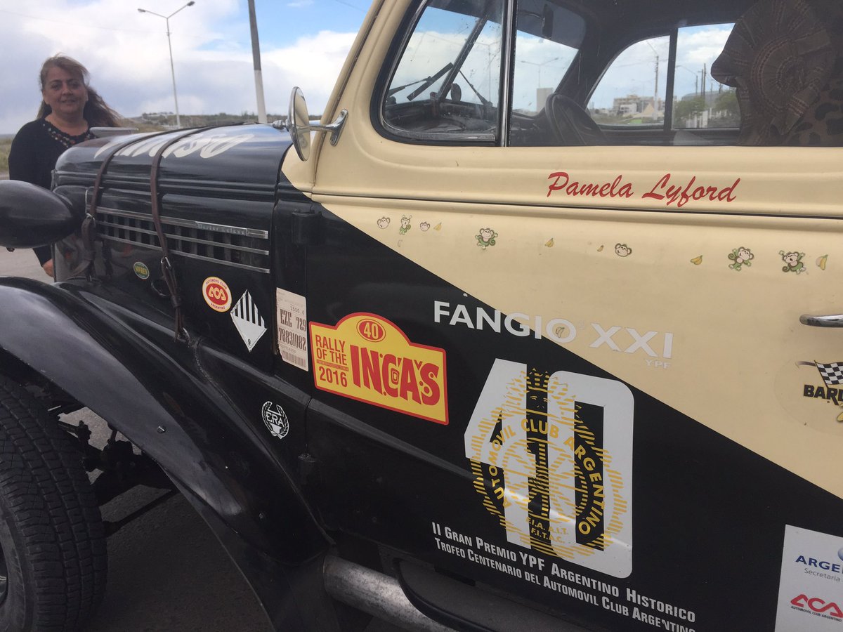 raywalter21's tweet photo. #EventosRayentray están ingresando los #Autosantiguos al @RayentrayOnline @lu17com bienvenidos a #Madryn @ric_sastre https://t.co/TkLn8gnHG6