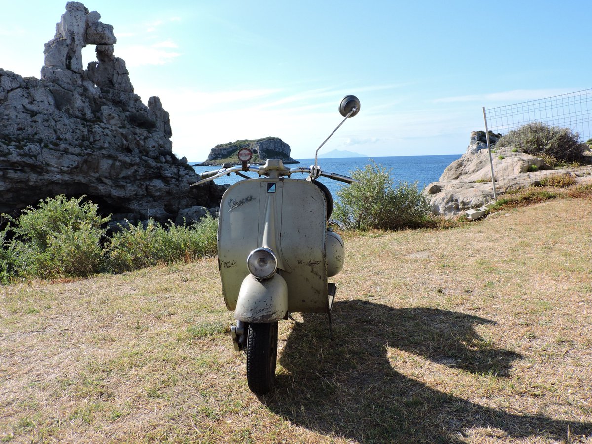 Pianosa, il Marzocco, l' isolotta della Scola e in lontananza Montecristo.