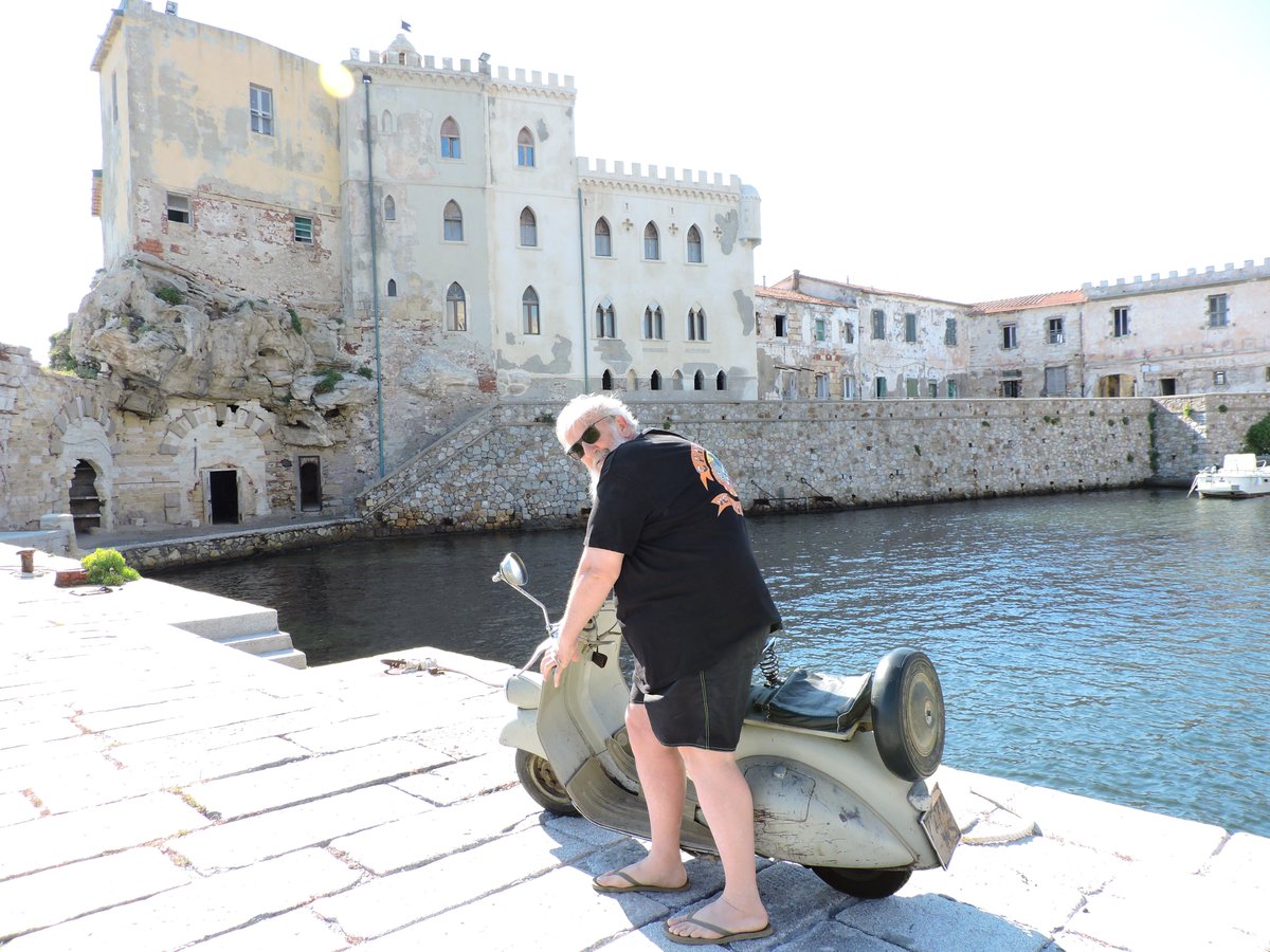 Il porticciolo di Pianosa e la mitica Vespa del 1954.