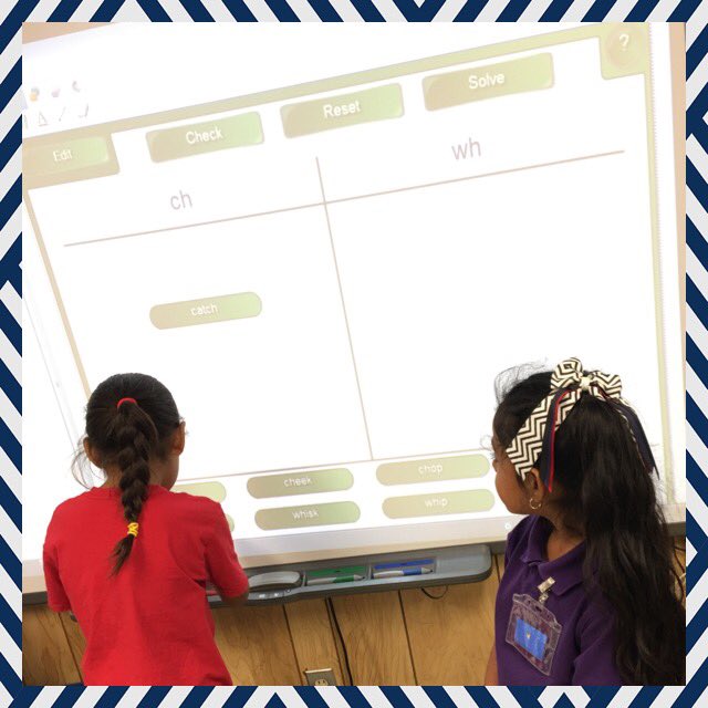 crissy_diaz's tweet photo. @CCISDIT @CCISD @EvansElem110 First Grade in action again!! Sorting spelling words. #SMARTactivity #TechSavvy https://t.co/3mOnlULW8t