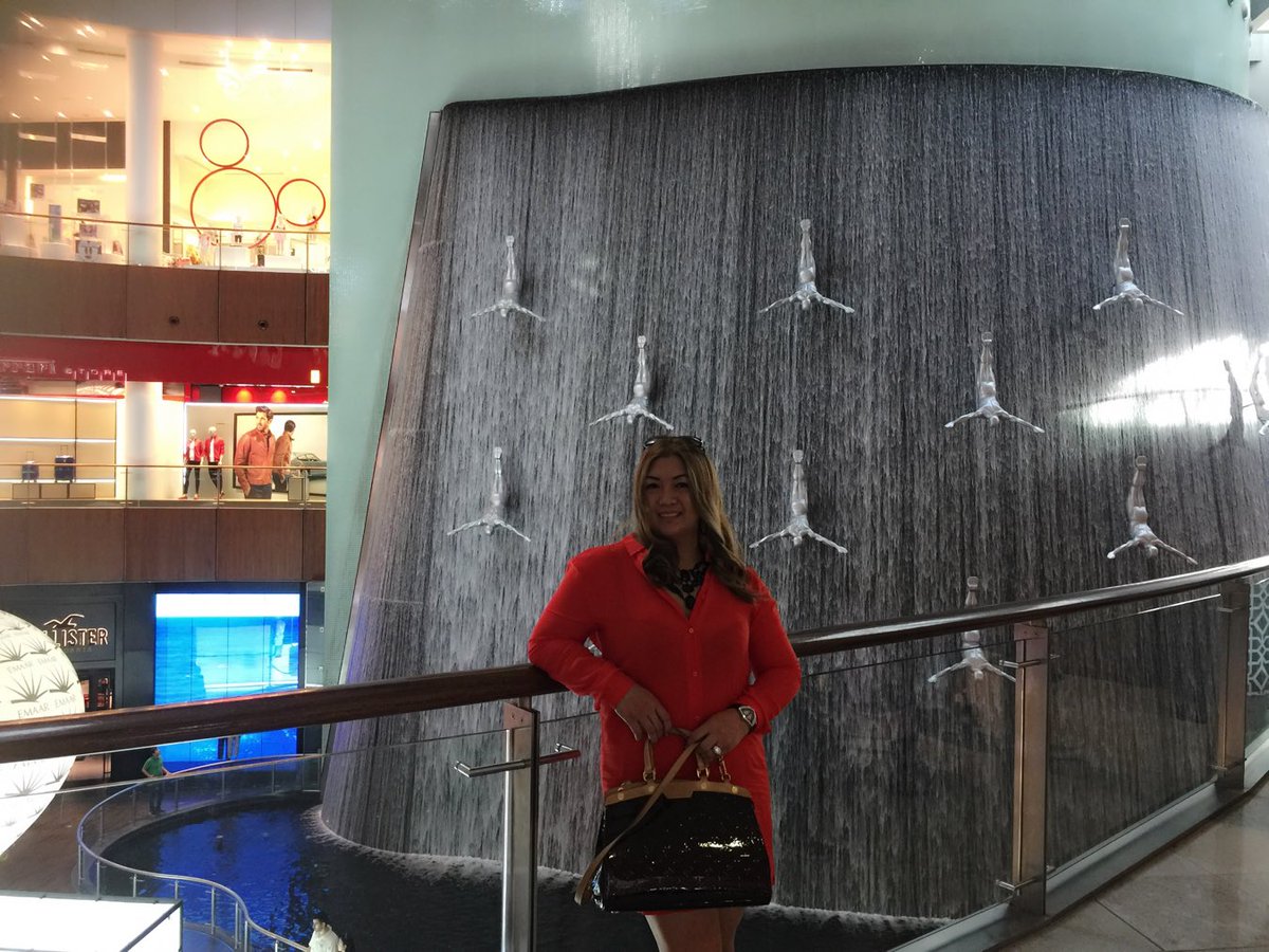 leftoverfoods's tweet photo. UAE DUBAI MALL and THE TALLEST BUILDING IN THE WHOLE WORLD BURJ KHALIFA 🇦🇪 https://t.co/i1JQOwZGxq