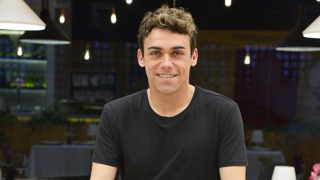 eltelevisero's tweet photo. Así es Juanjo, el nuevo camarero de @firstdates_tv https://t.co/Gy1ZzNyOGj #FirstDates183 https://t.co/4KaKn9hmaT