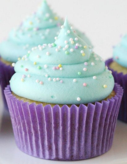 ItsFoodPics's tweet image. Buttercream frosting cupcakes!