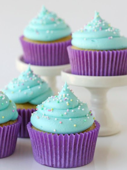 ItsFoodPics's tweet image. Buttercream frosting cupcakes!