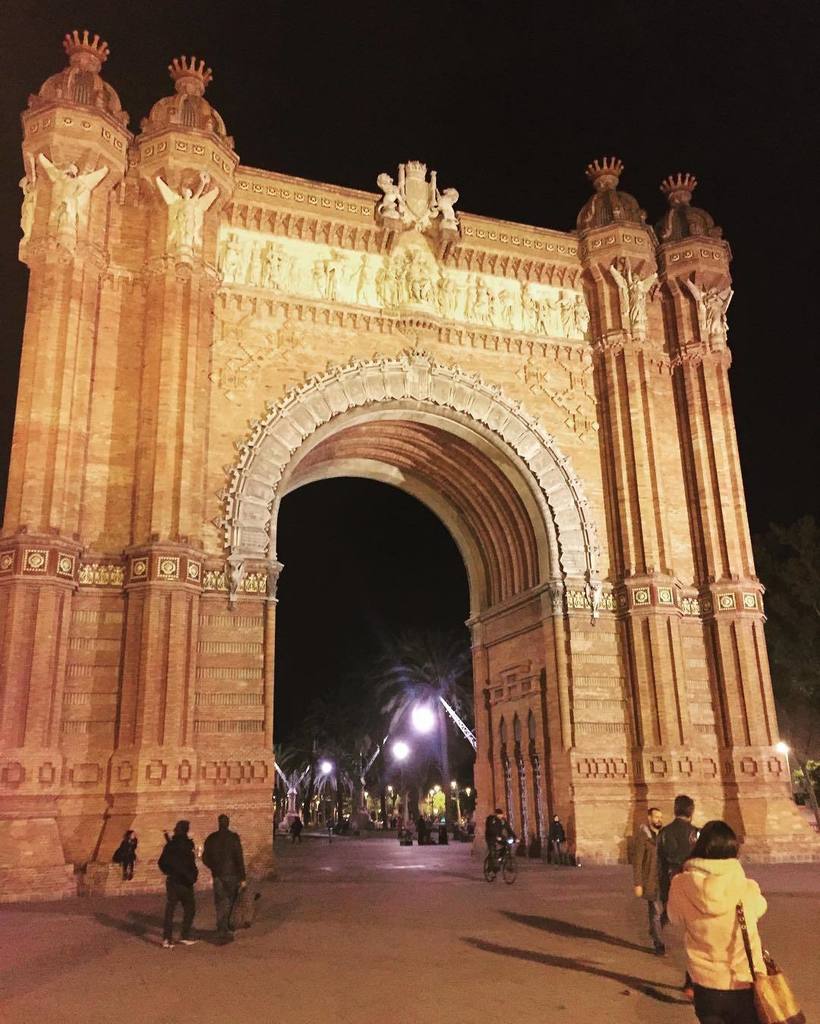 ArmanSXS's tweet photo. #arcdetriomf #spain #barcelona https://t.co/W5orzqIN8B https://t.co/S4VU8LMJgT