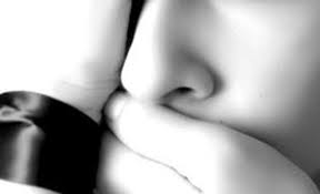 bntalgnoob12's tweet image. تغَيرآتهُــم تُؤلِمُنـي ..! لكَننِي أصِمتّ &quot; كـِ لا أجرحهـم* !!