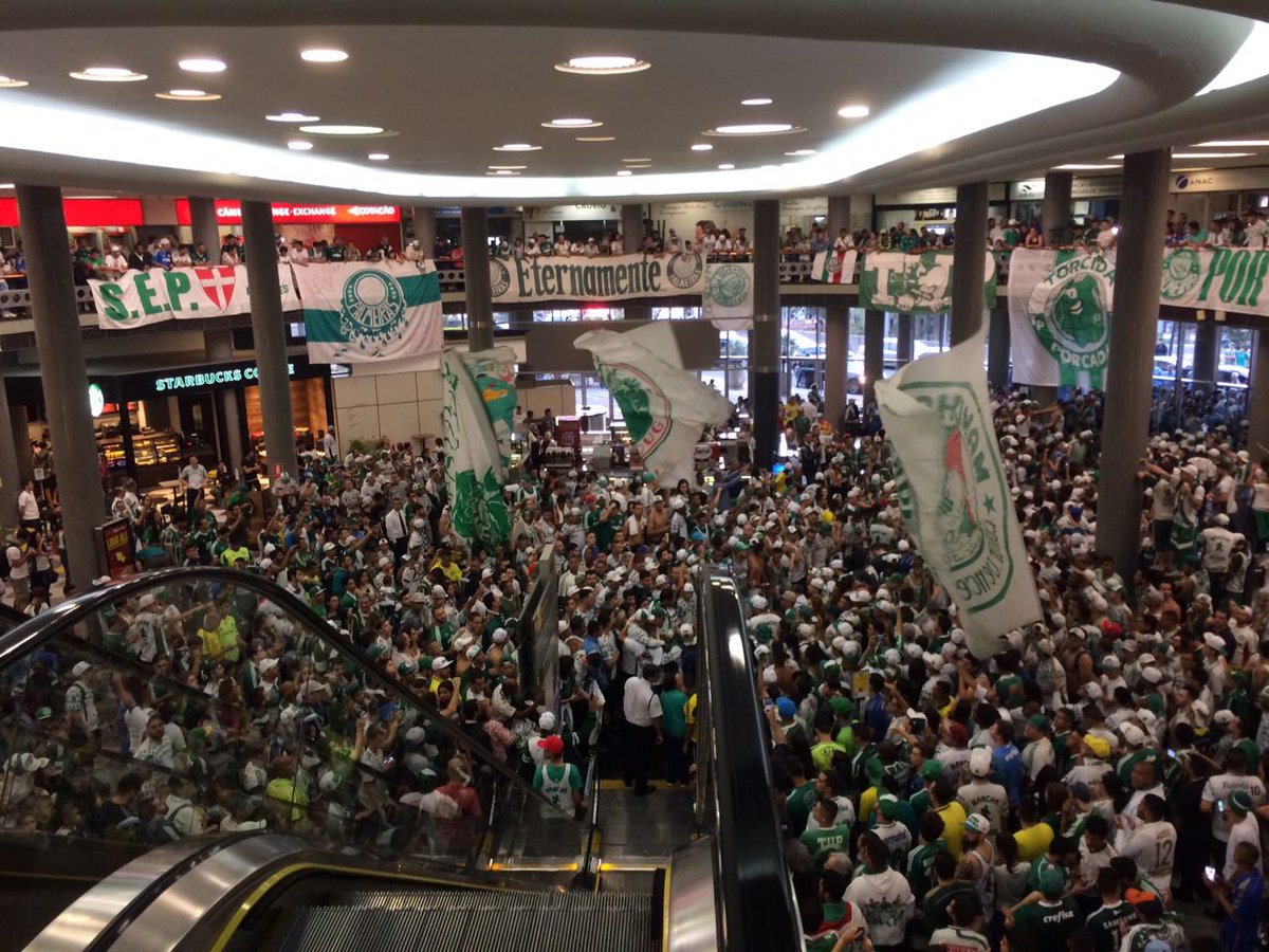futglobocbnsp's tweet photo. A torcida do #PALMEIRAS lota agora o aeroporto de Congonhas. O #VERDÃO vai encarar o #ALTÉTICO em BH na quinta-feira. https://t.co/zTfKpBrnwZ