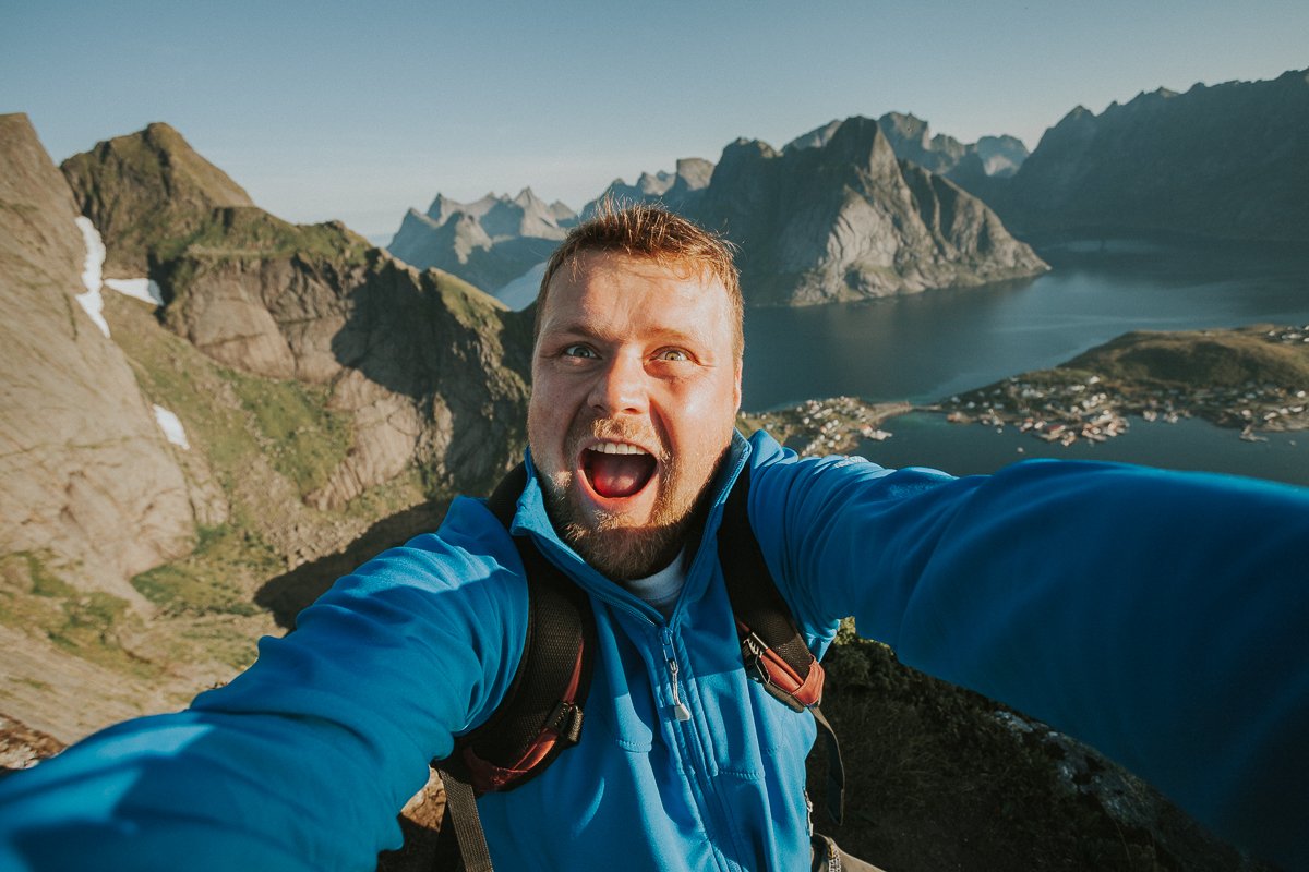 PawelKlarecki's tweet photo. Radość z wejścia i zobaczenia niesamowitego widoku, jeden z najpiękniejszych. Lofoty, Norwegia. #GORETEX40 i #8apl https://t.co/0mQrZRoPXS