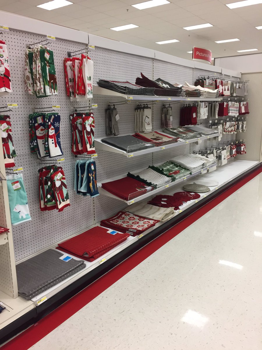 Chelschels26's tweet photo. Why not have Christmas kitchen towels with your Christmas table accessories! #VML #T2243 @CaitlinKorensek @SamanthaVMML @JWortsmanTGT 🎄☃️ https://t.co/t0OuaqLmp7