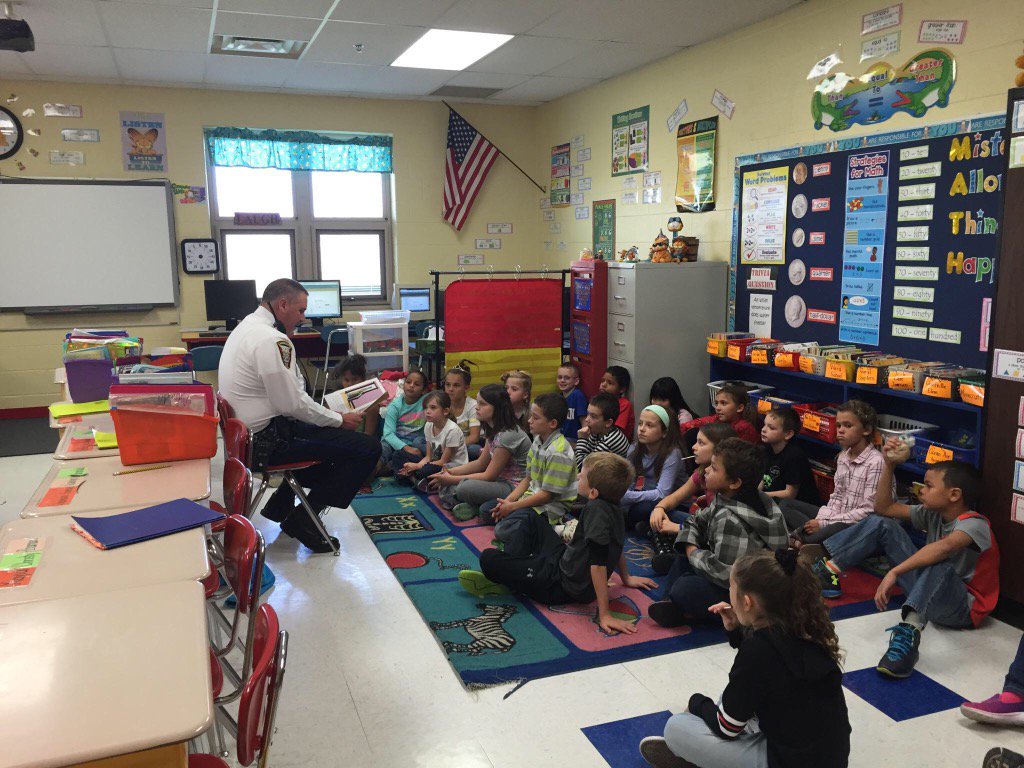 cambridgepd's tweet photo. Chief DeLancey also stopped by North Elementary and read to 3rd graders! https://t.co/XycOINI8al