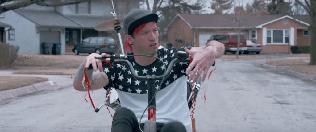 Twenty one pilots на трициклах. One pilots stressed out. Twenty one pilots stressed out. Группа twenty one pilots stressed out. Обложка альбома blurryface.