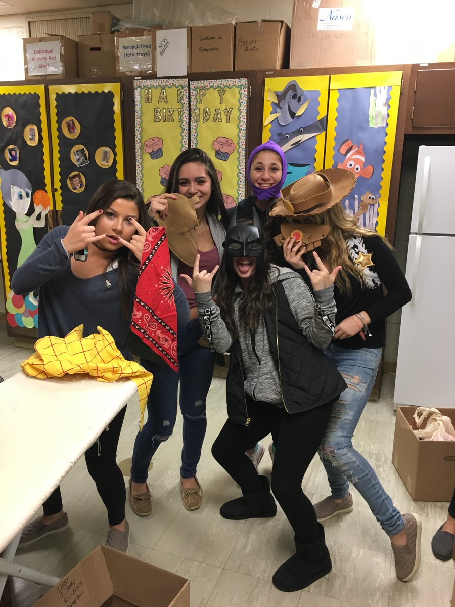 SHSW_FCCLA's tweet photo. The FCCLA girls giving back to the community!! https://t.co/ItBLvoQ7iq