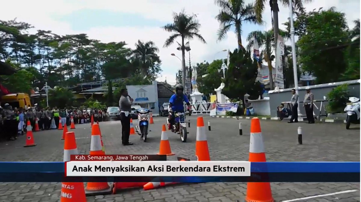 netjateng's tweet photo. AKSI BERBAHAYA DI ATAS SEPEDA MOTOR ATAU FREESTYLE RIDING DIPAMERKAN DI DEPAN ANAK-ANAK SEKOLAH.#netjateng #semarang https://t.co/OtdNDYUXKs