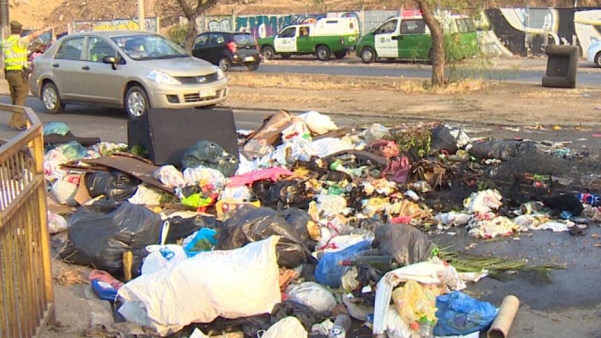 T13's tweet image. Seremi de Salud inició sumario sanitario en Valparaíso y Valdivia por acumulación de basura » bit.ly/2gdOEK0