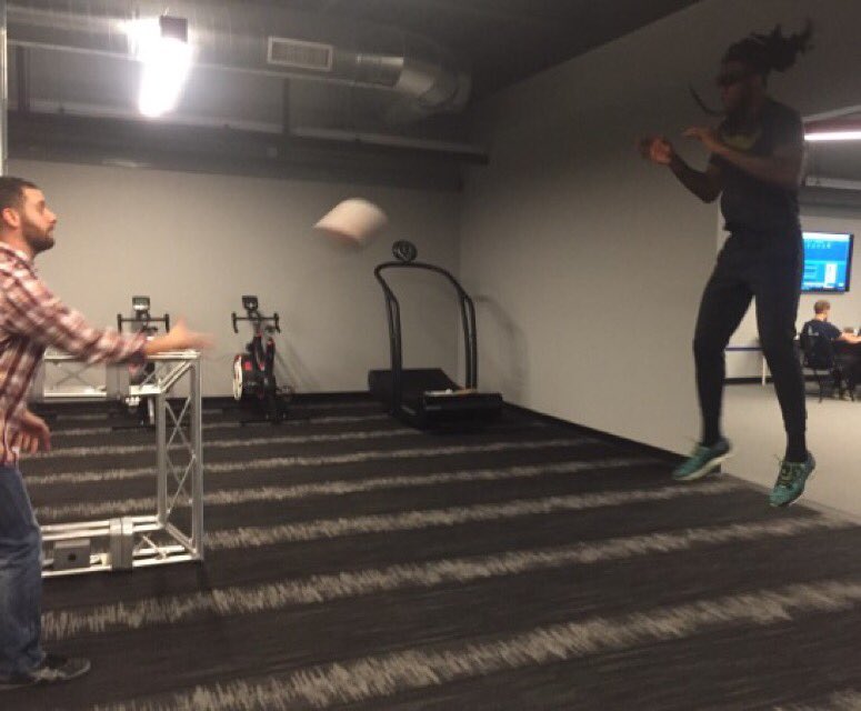 resiliencecode's tweet image. Professional Wide Receiver Marlon Brown trains with strobe glasses for performance at RC.
#ResilienceCode
#TrainLikeAPro
#HealthRewritten